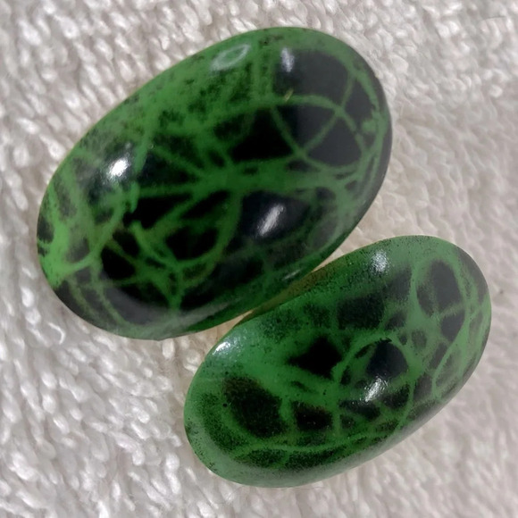 Vintage Black W Green Oval Plastic Clip On Earrings - Picture 7 of 8